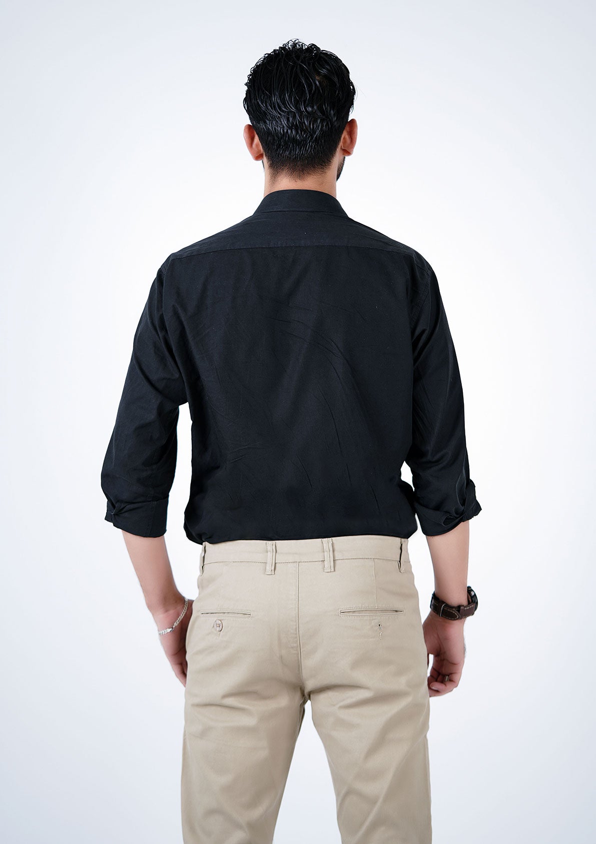 Solid Regular Fit Chinos with Button Closure and Pockets